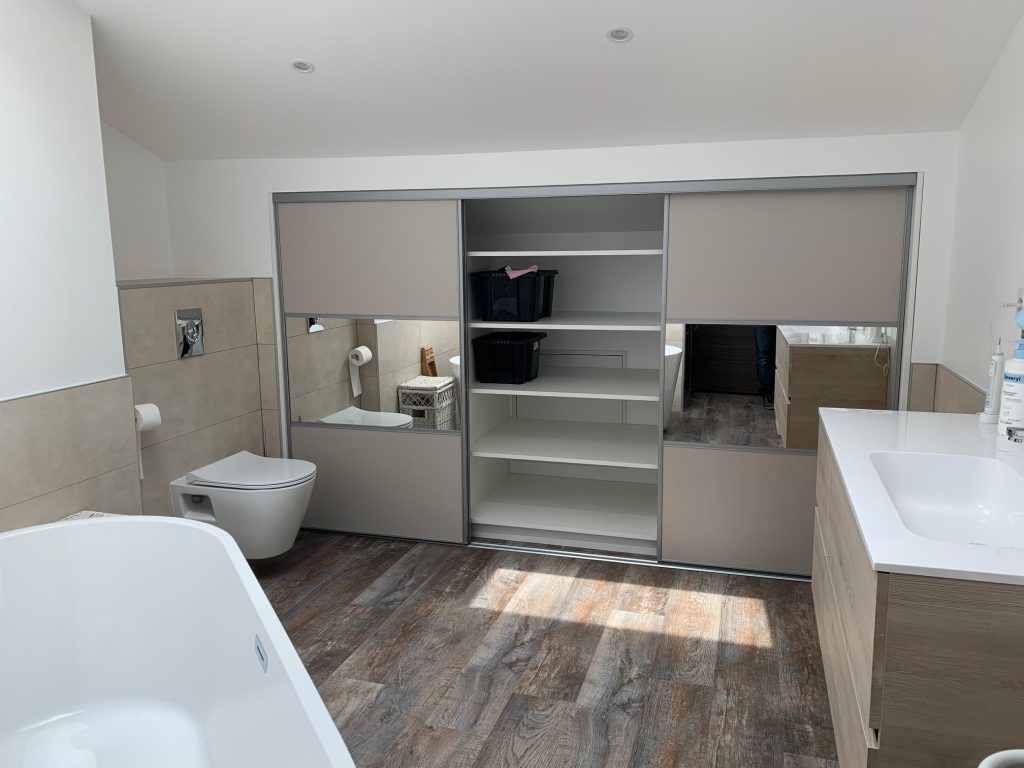 placard salle de bain gris