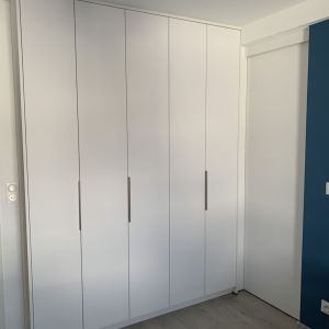 Rangements spacieux et design minimaliste : un placard pratique et élégant