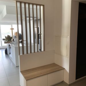 Meuble d’entrée avec séparation en bois